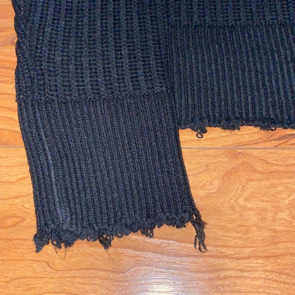 Oversized distressed v-neck sweater - Picture 4 of 4